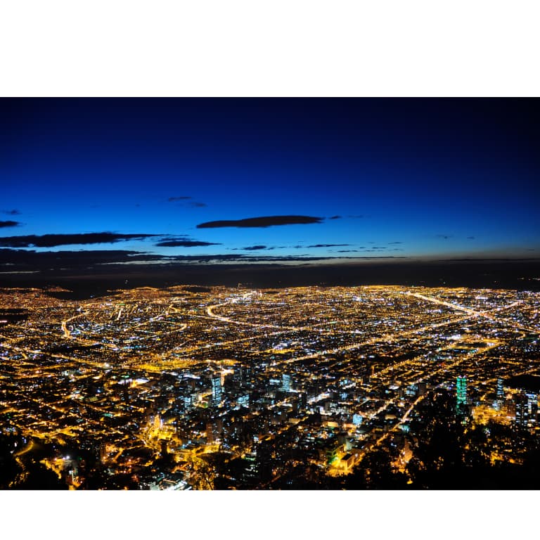 Imagen de Bogotá de noche, imagen que da entrada al artículo